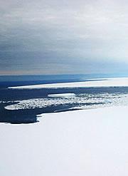 B-15A slides majestically across the horizon. Click <bxr rid='bx1'>here</bxr> for a hit-list of other famous icebergs.
