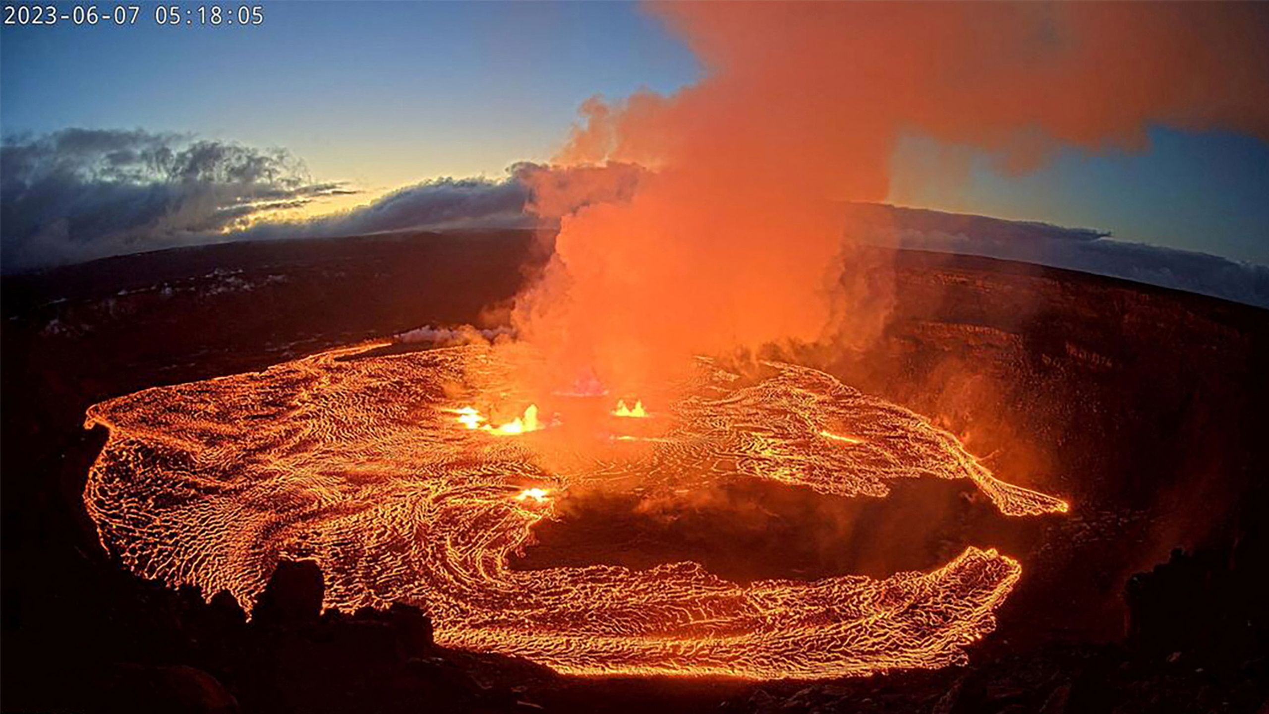 Um vídeo do lago de lava Halema'uma'u visto da borda oeste do Kilauea
