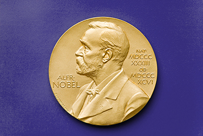 镀金的诺贝尔奖奖章，展示了一个男人（阿尔弗雷德·诺贝尔）头部的侧面视图，留着胡须和短发。 左侧刻有“Alfred Nobel”，右侧刻有罗马数字“1833”和“1896”。