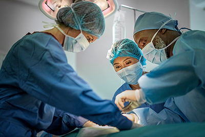 一组医生正在医院为一名患者进行手术。