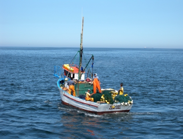 Peruvian fishermen at sea during the onset of the 2009 El Niño.